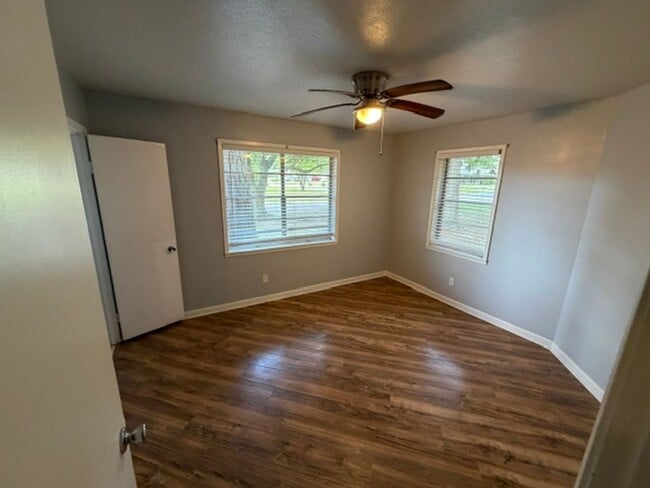 Building Photo - 1301 Manor Pl