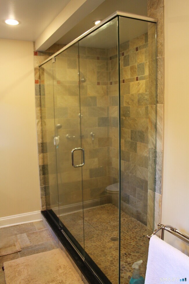 Building Photo - 950 Rock Rimmon Rd