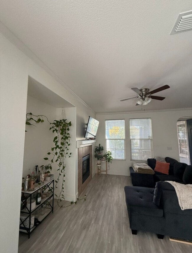 Building Photo - MOVE IN SPECIAL: 1/2 OFF 2ND MONTHS RENT Adorable 3 bedroom 2 bath home