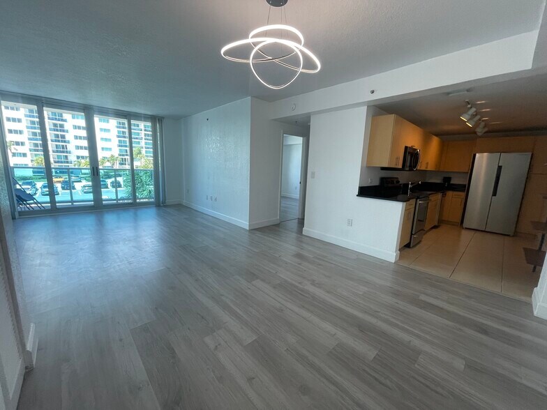 Building Photo - 7501 E Treasure Dr