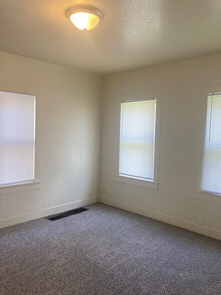 Building Photo - 627 Fairholm Ave