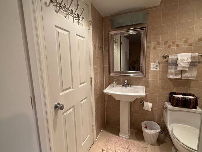 Building Photo - Charming 3-Bedroom Condo in Laconia, NH – ...