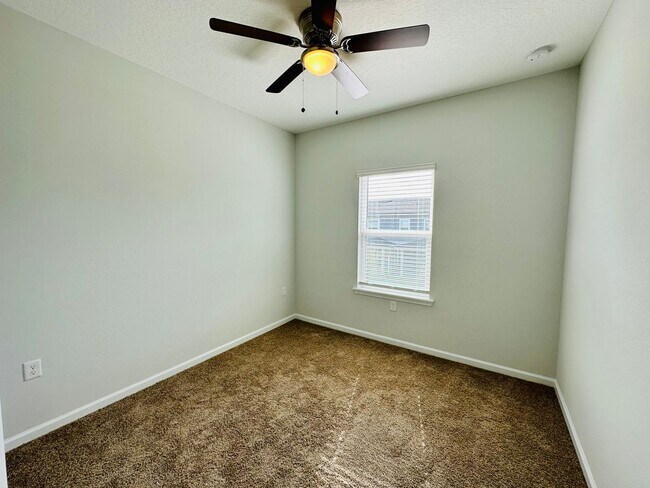 Building Photo - Spacious End Unit with Garage & Loft. Community features High End Amenities!