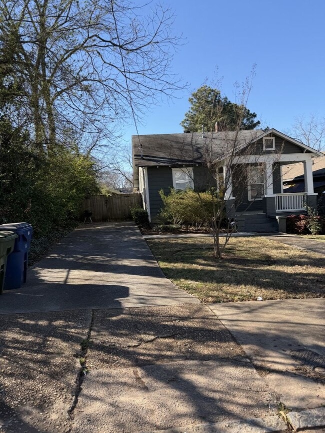 Building Photo - Fully Gated 3 Bed 2 Bath Plus Bonus Room