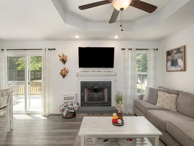 Building Photo - 3 Bed 2 Bath 2 Car Garage Available Now!!!