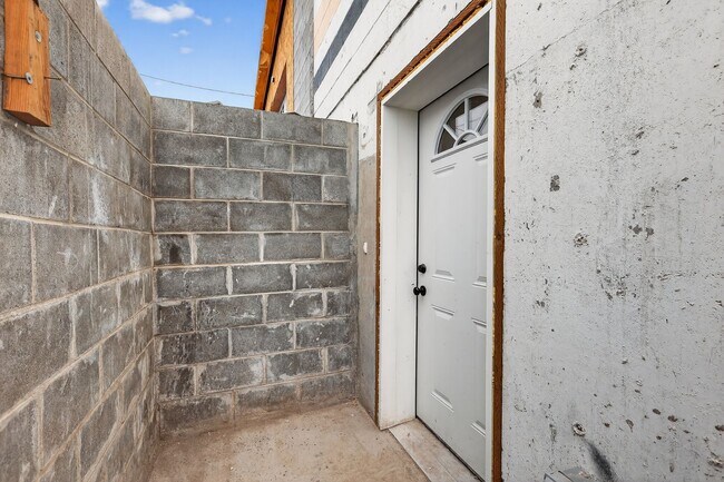 Building Photo - L199ER