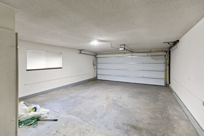 Building Photo - 3 Bedroom 2 Bath Conveniently Located House!