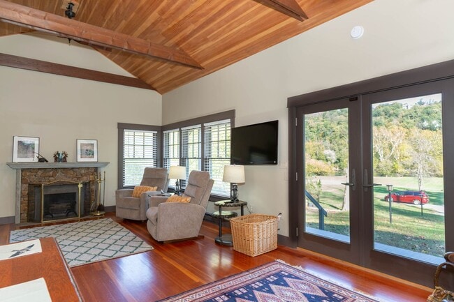 Building Photo - 1 bed, 1 bath River View Cottage in Charle...