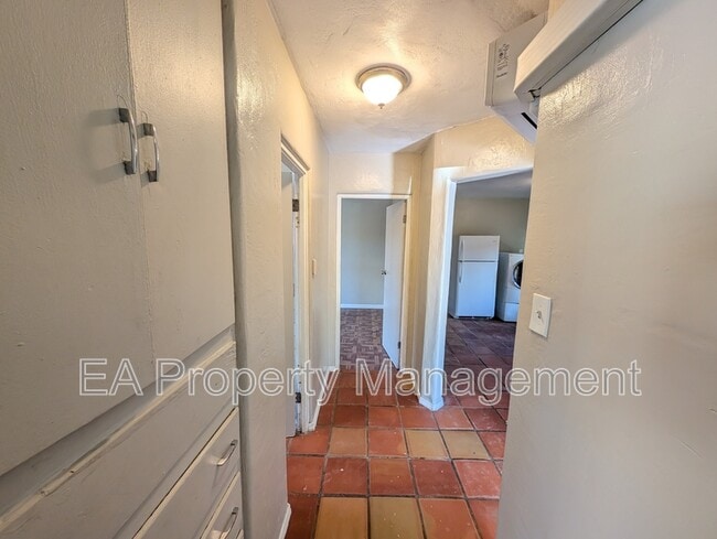Building Photo - 542 Alvarado Dr SE