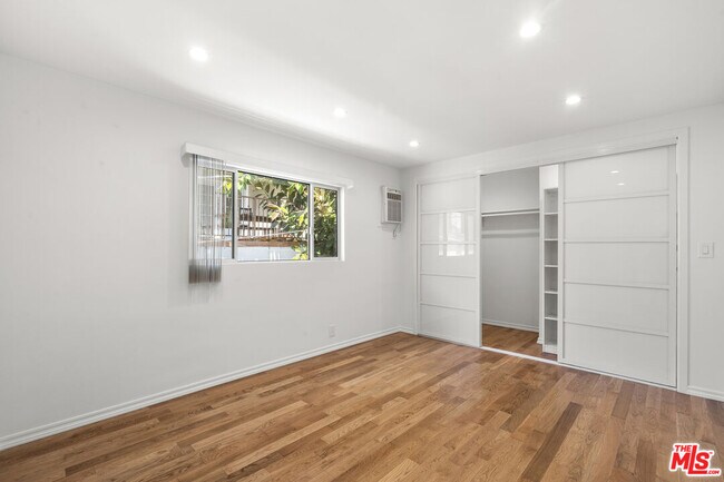 Building Photo - 923 N San Vicente Blvd