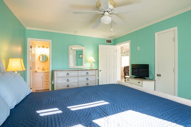 Building Photo - THIS OFF-SEASON MONTHLY RENTAL WILL HELP WITH THOSE WINTER BLUES