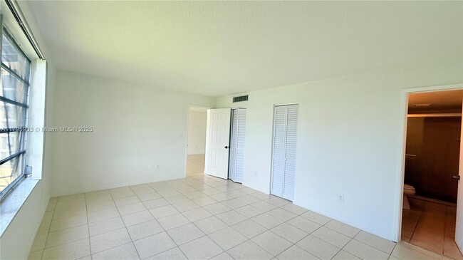 Building Photo - 1302 NE 191st St