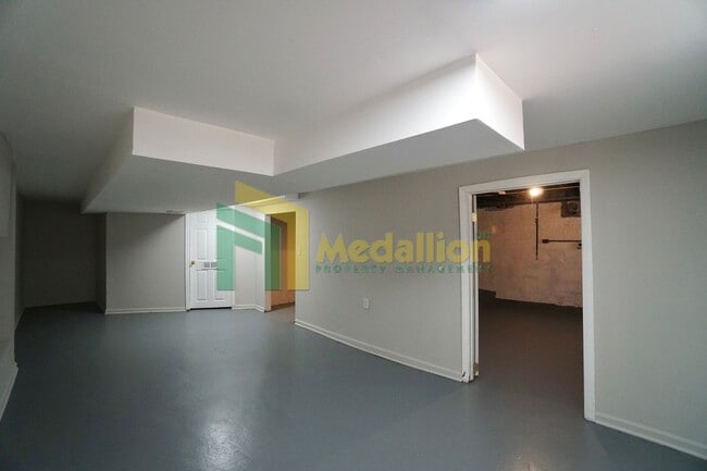 Building Photo - 10123 S Crandon Ave