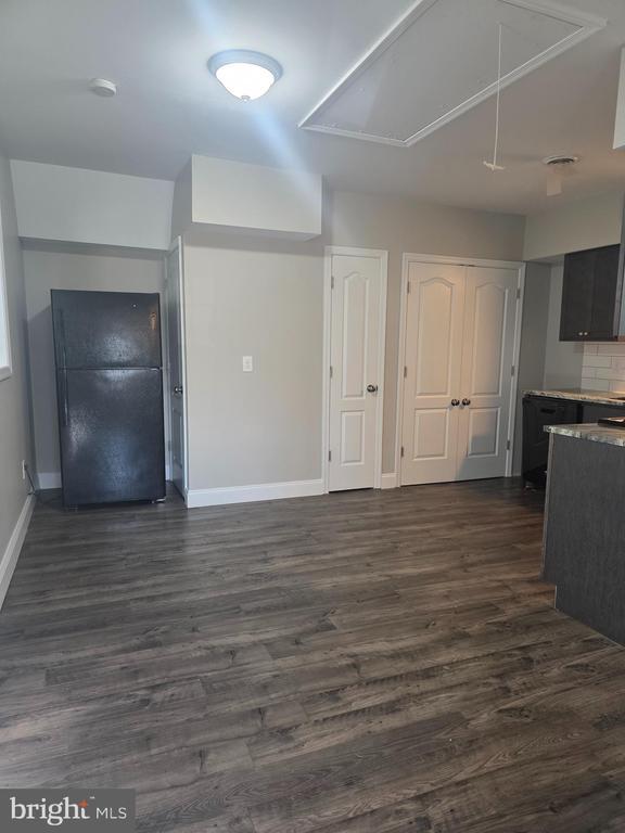 Building Photo - 320 Main St