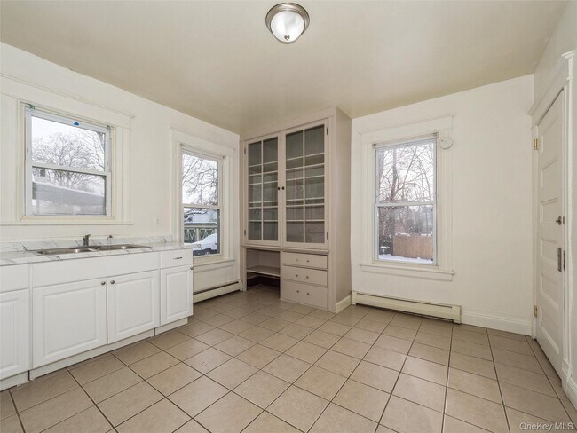 Building Photo - 236 Mansion St