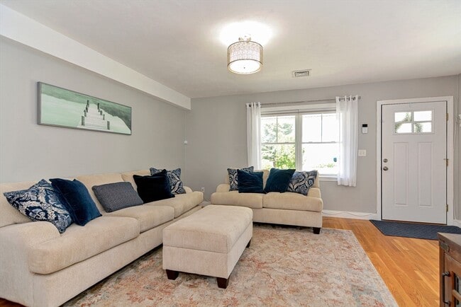 Building Photo - 28 Richardson St