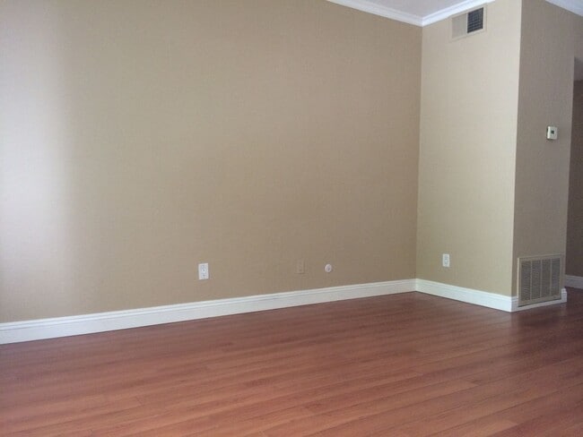 Building Photo - Beautiful 1 Bed/1 Bath Condo Apartment with Patio, Hardwood Flooring, Central AC, Washer and Drye...