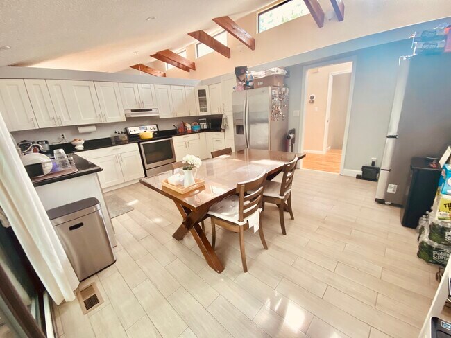 Building Photo - 14 Windsor Rd