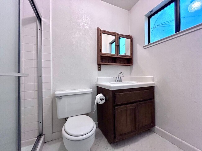 Building Photo - Three Bedroom Two Bathroom Home in Rescue