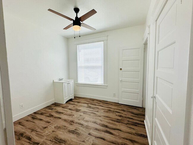 Building Photo - 7 E Clark St