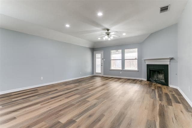 Building Photo - 815 Creekside Dr