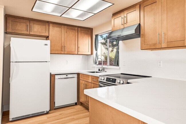Building Photo - Remodeled 2 Story 3 Bed 1.5 Bath Townhome in Mountain View