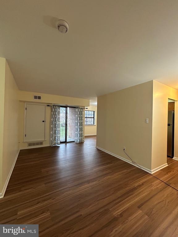 Building Photo - 3223 Valley Dr