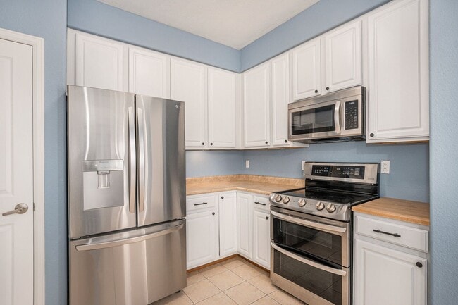 Building Photo - Available NOW!  2 Bedroom 2 Bath Beautiful Townhome