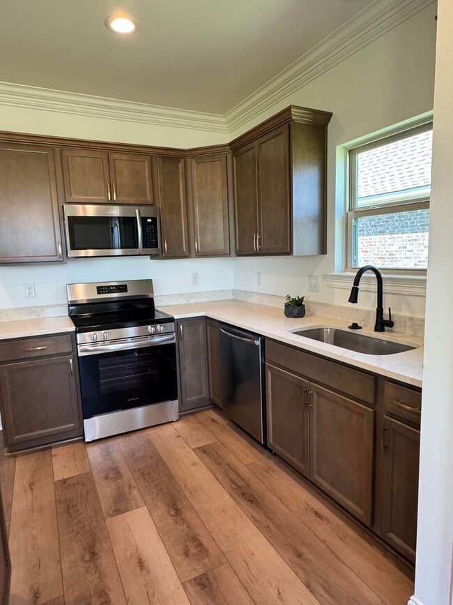 Building Photo - 4 Bed 2 Full baths