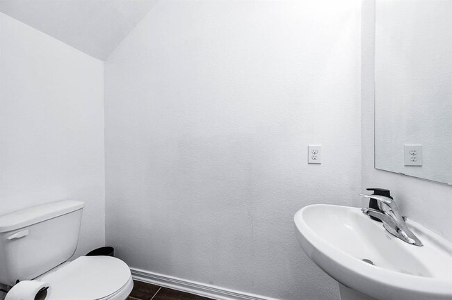 Building Photo - 532 N 6th St