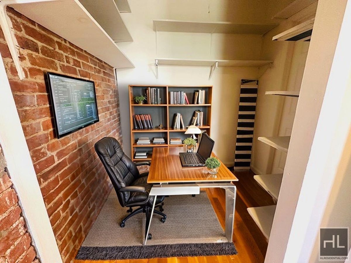Building Photo - Enormous Floor Through 3 Bed/1.5 Bath in C...