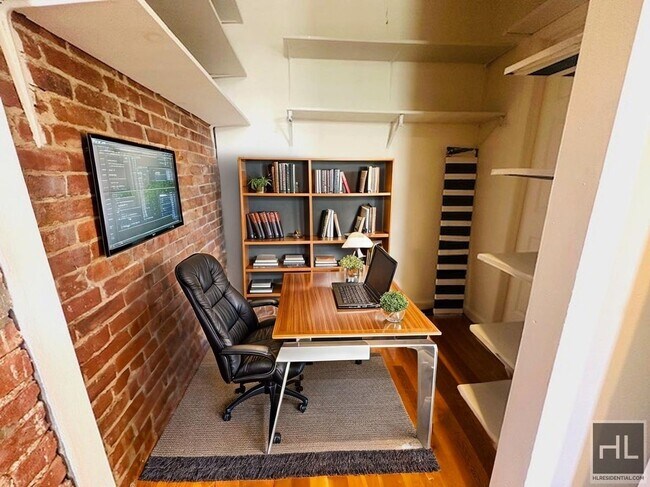Building Photo - Enormous Floor Through 3 Bed/1.5 Bath in C...