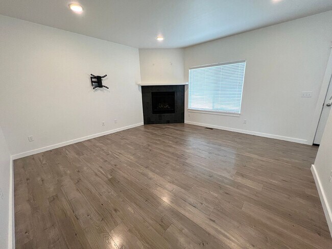 Building Photo - Well Kept Single Family Detached Home with...