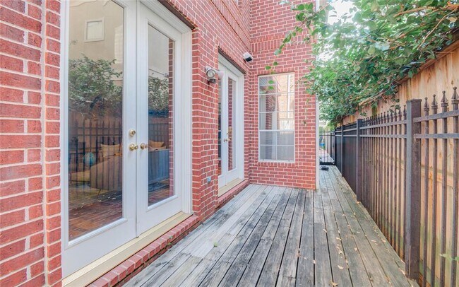 Building Photo - 1812 Staffordshire Crescent