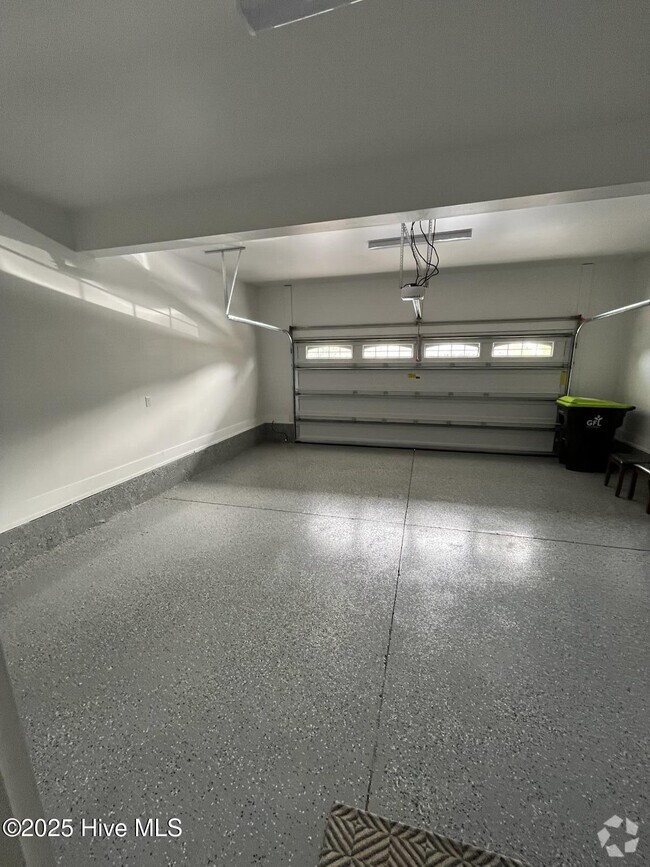 Building Photo - 604 Creekway Cir SE