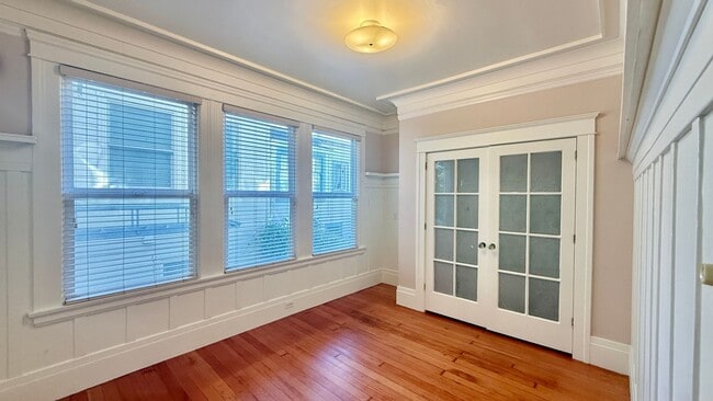 Building Photo - Charming Updated 2BR/1BA Marina Apartment ...