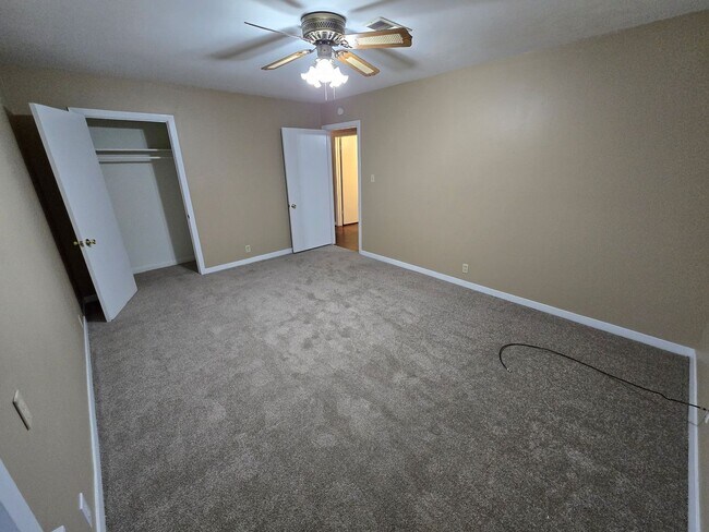 Building Photo - Bryan - 4 bedroom / 2 bath / fenced in back yard, Home - Available Now