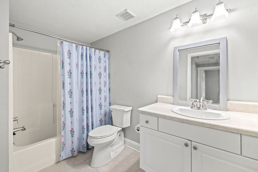 Building Photo - 5060 Fairways Cir
