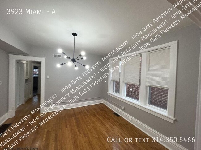 Building Photo - Updated 2-Bedroom Apartment with Garage in...