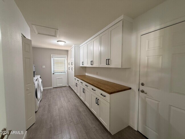 Building Photo - 4613 S Rita Ln