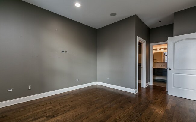 Building Photo - River North Stunning Furnished 2b2b Apartment