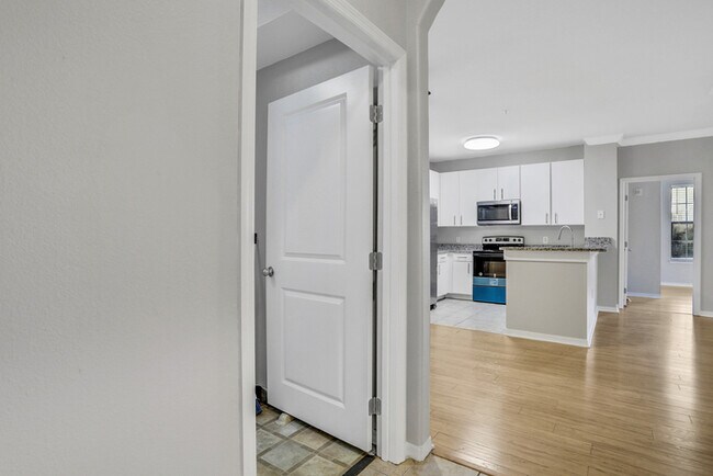 Building Photo - Stunning Remodeled 2 Bedroom Condo in Williams Walk