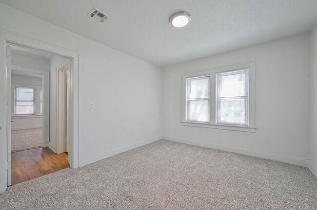 Building Photo - 2209 N Bath Ave