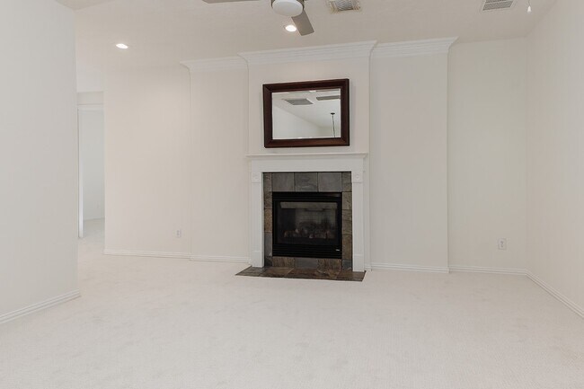 Building Photo - 122 E Lansdowne Cir
