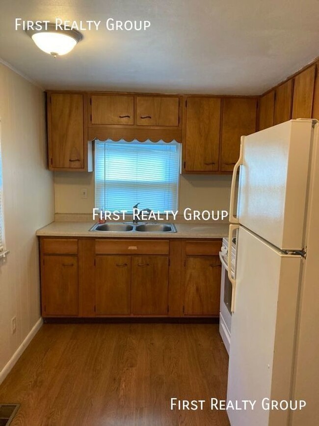 Building Photo - Belmont Area, 1 Bedroom Efficiency Apartme...