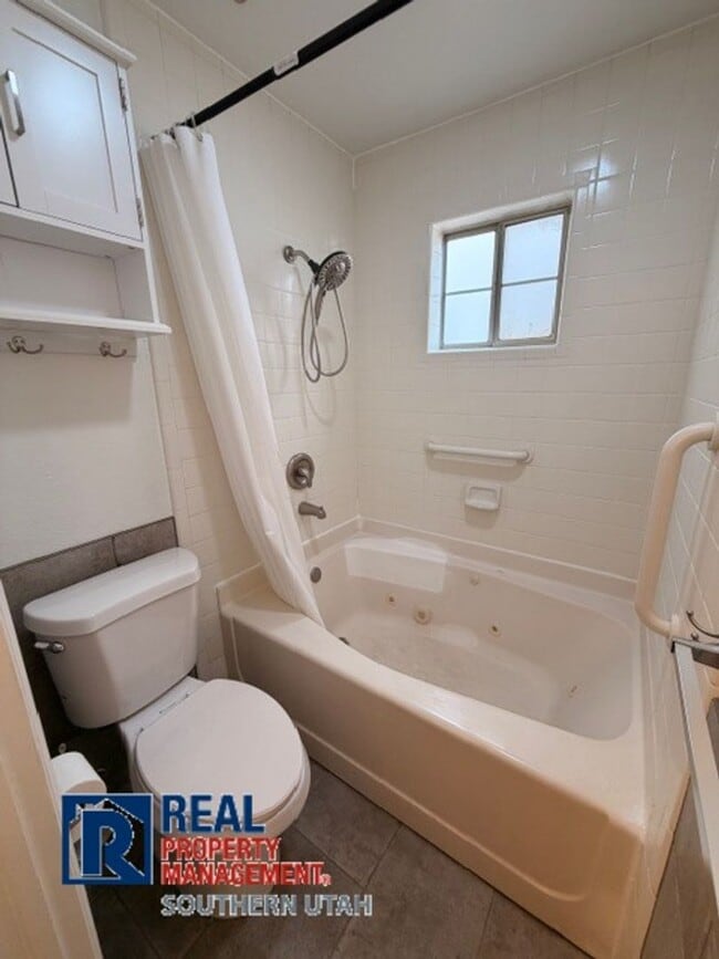 Building Photo - River Road Townhome