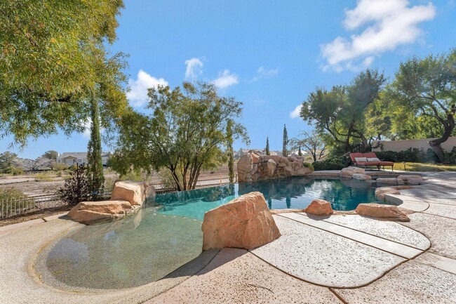 Building Photo - Queensridge Beauty - 5 bedroom on a 1/4+ acre lot