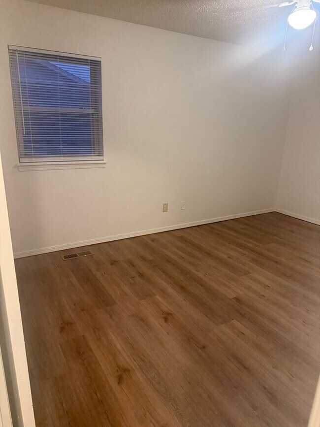 Building Photo - 735 Willow Run