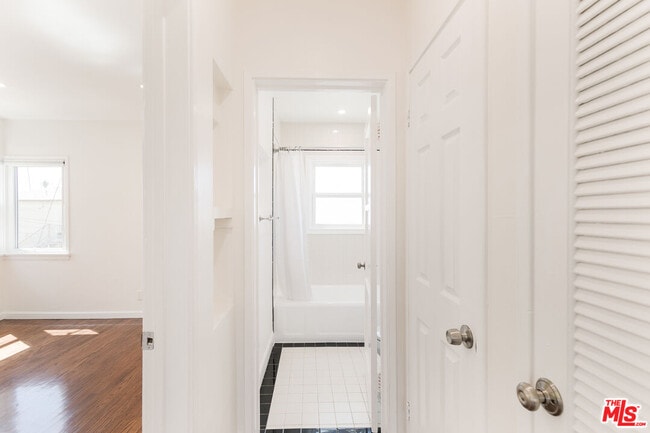 Building Photo - 1533 Meadowbrook Ave