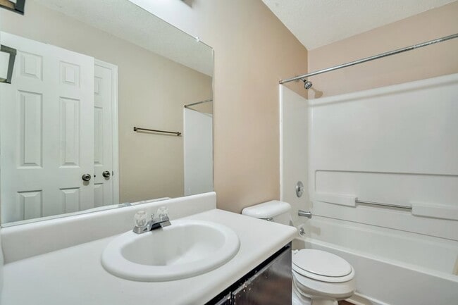 Building Photo - 1501 Woodcrest Cir